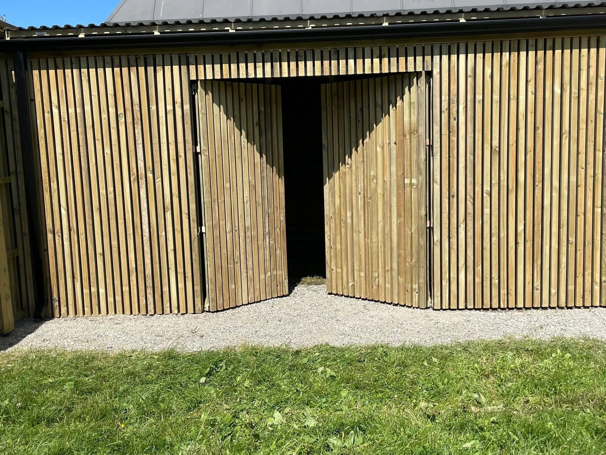 Ny bod med kledning i spaltepanel og store dører