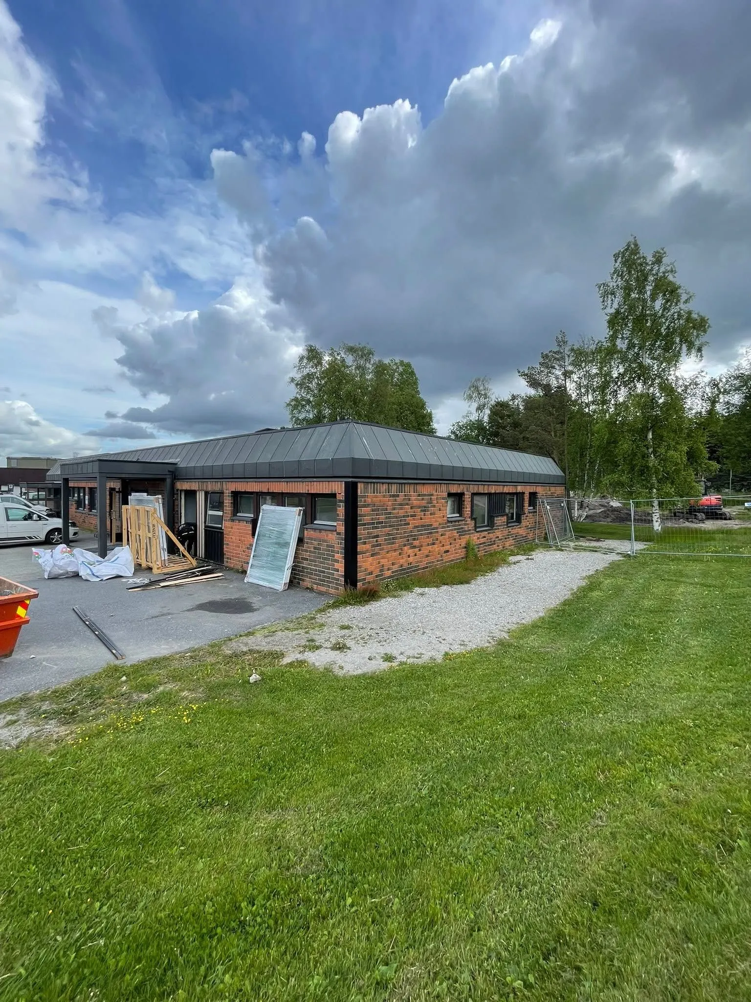 Bygget under arbeid, med nye vinduer klare for montering