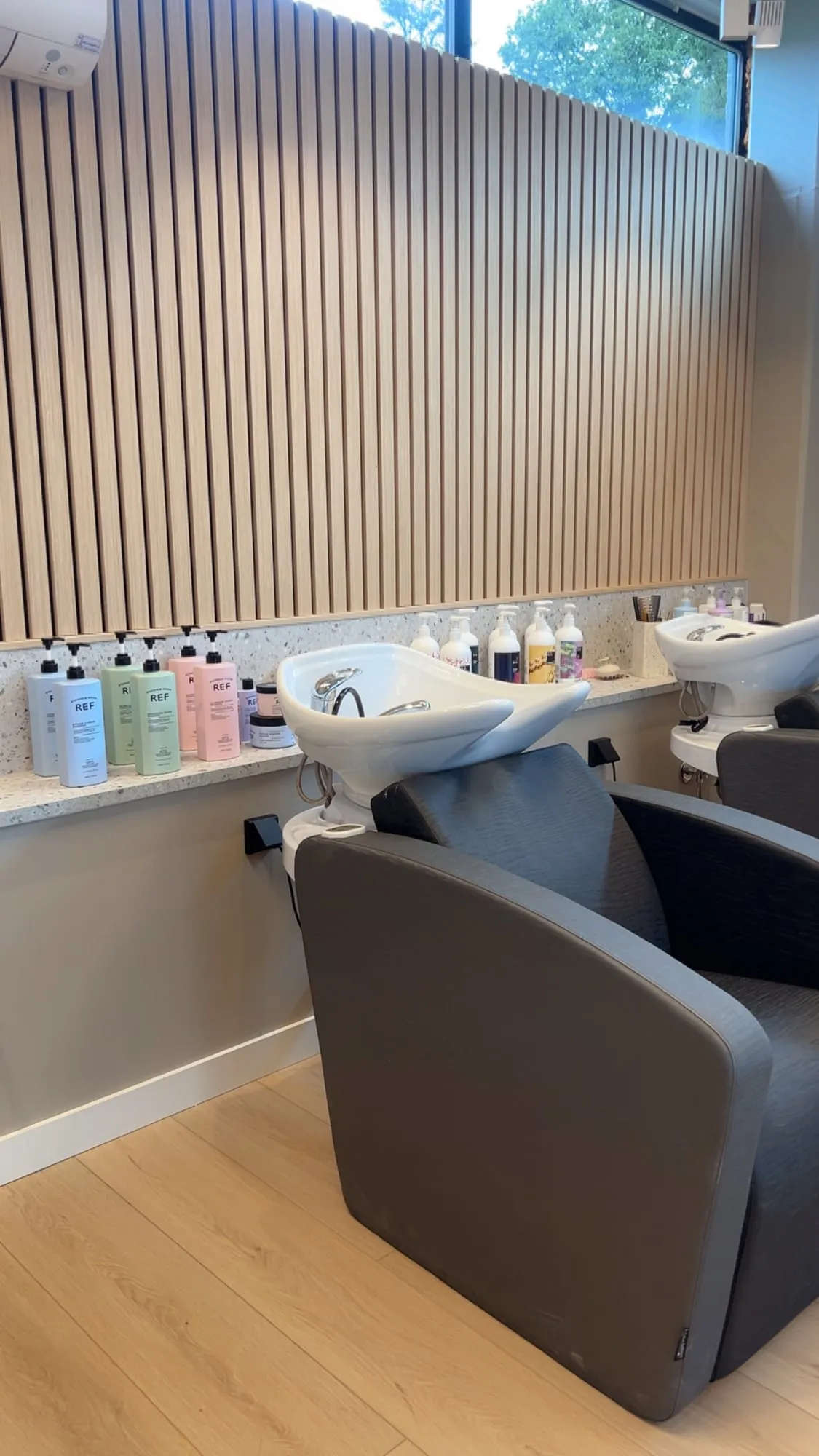 Ferdige vaskeplasser med spilepanel på veggen