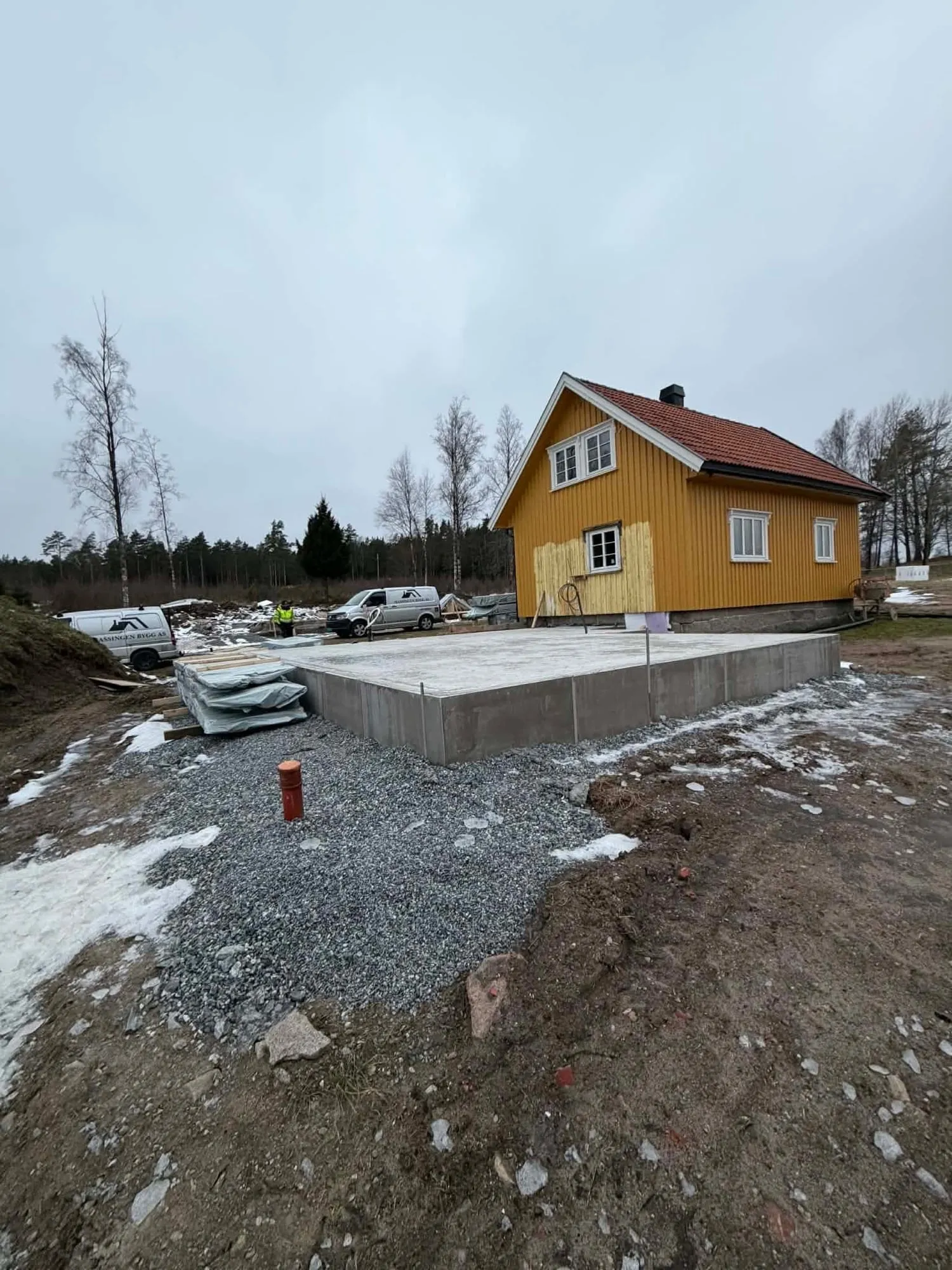 Plate på mark klar for det nye bygget ved siden av kårboligen