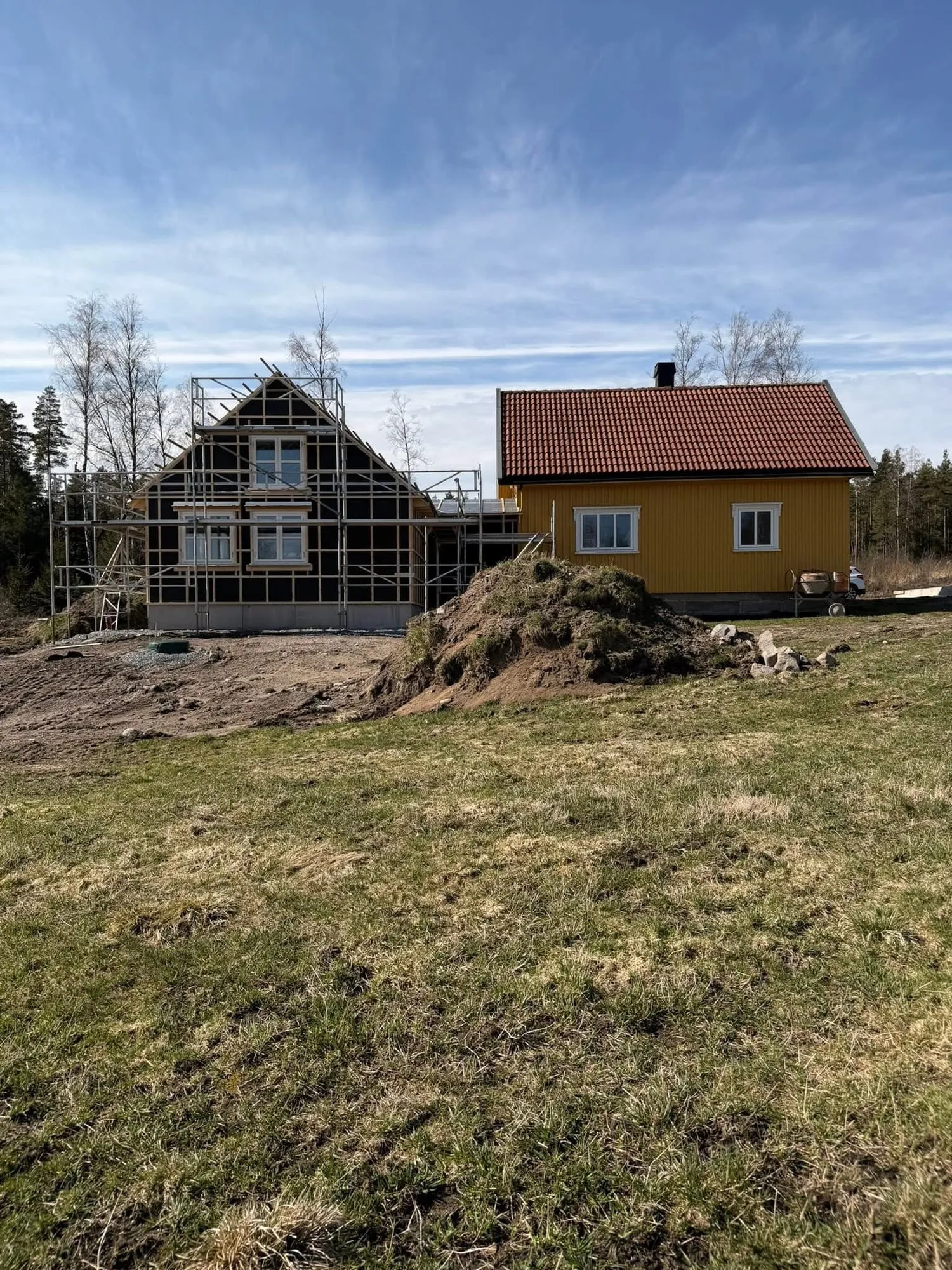 Det nye bygget og kårboligen sett fra siden