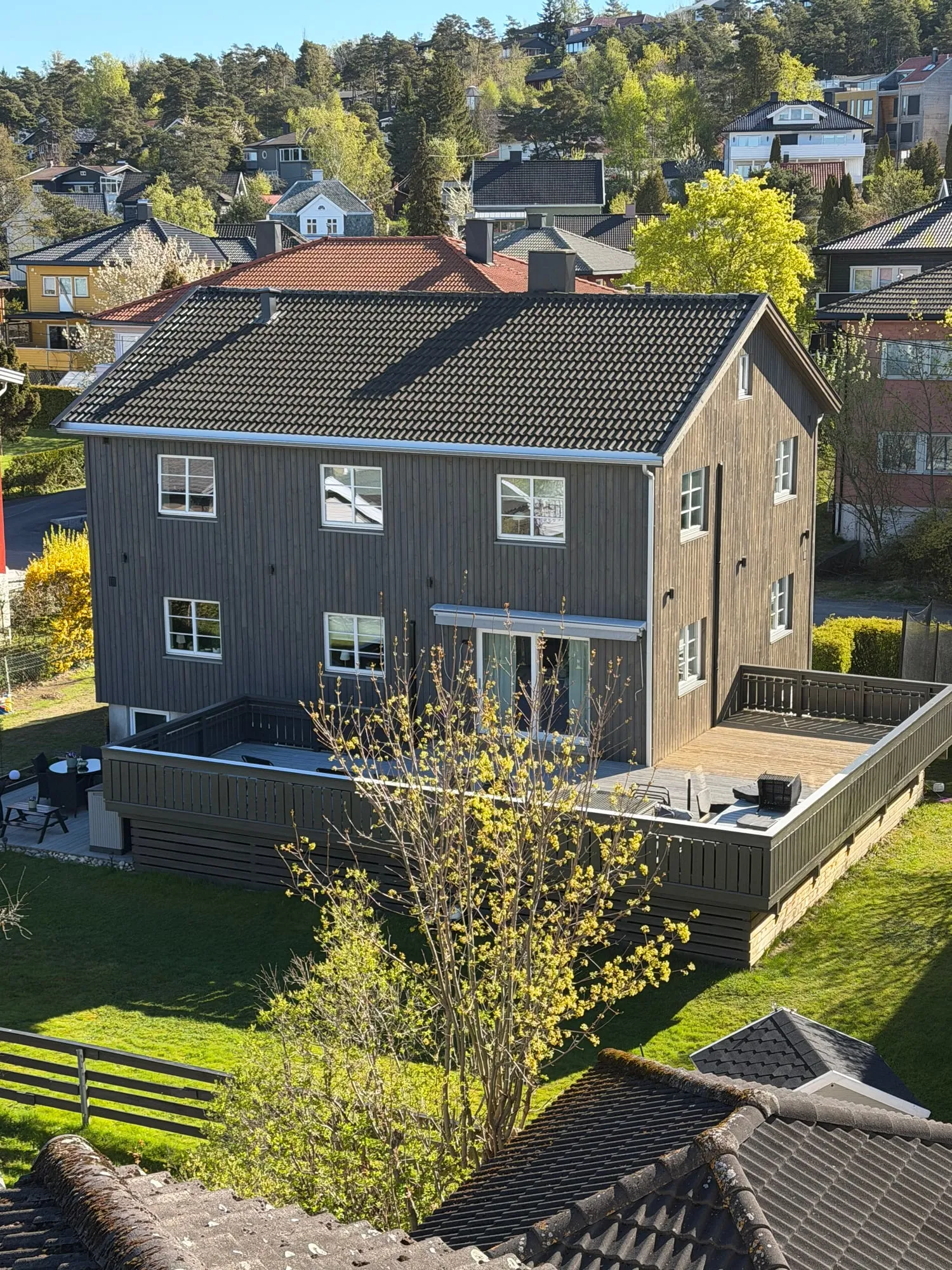 Huset sett ovenfra fra baksiden etter rehabiliteringen