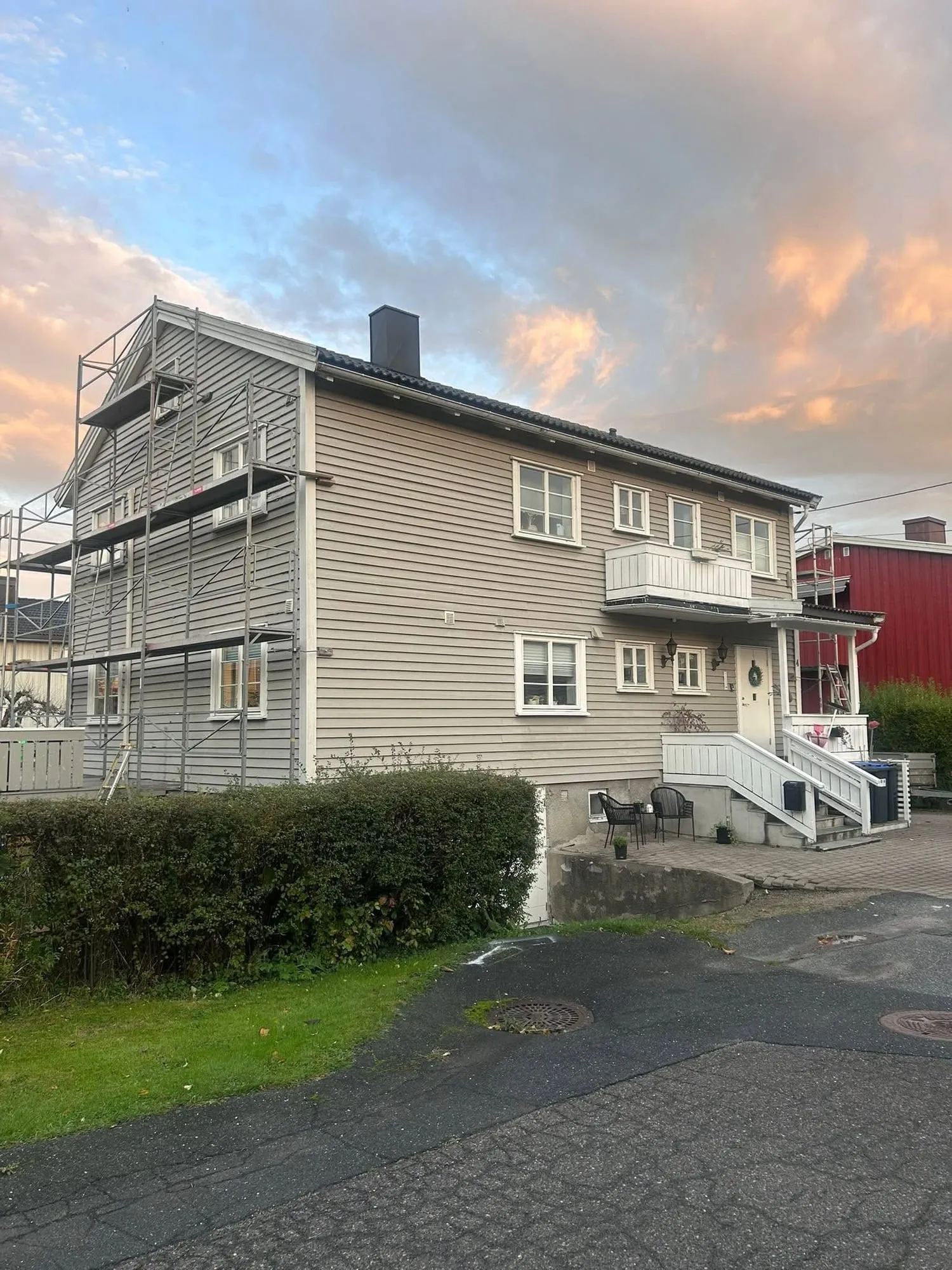 Huset før arbeidet, med stillas på gavlveggen