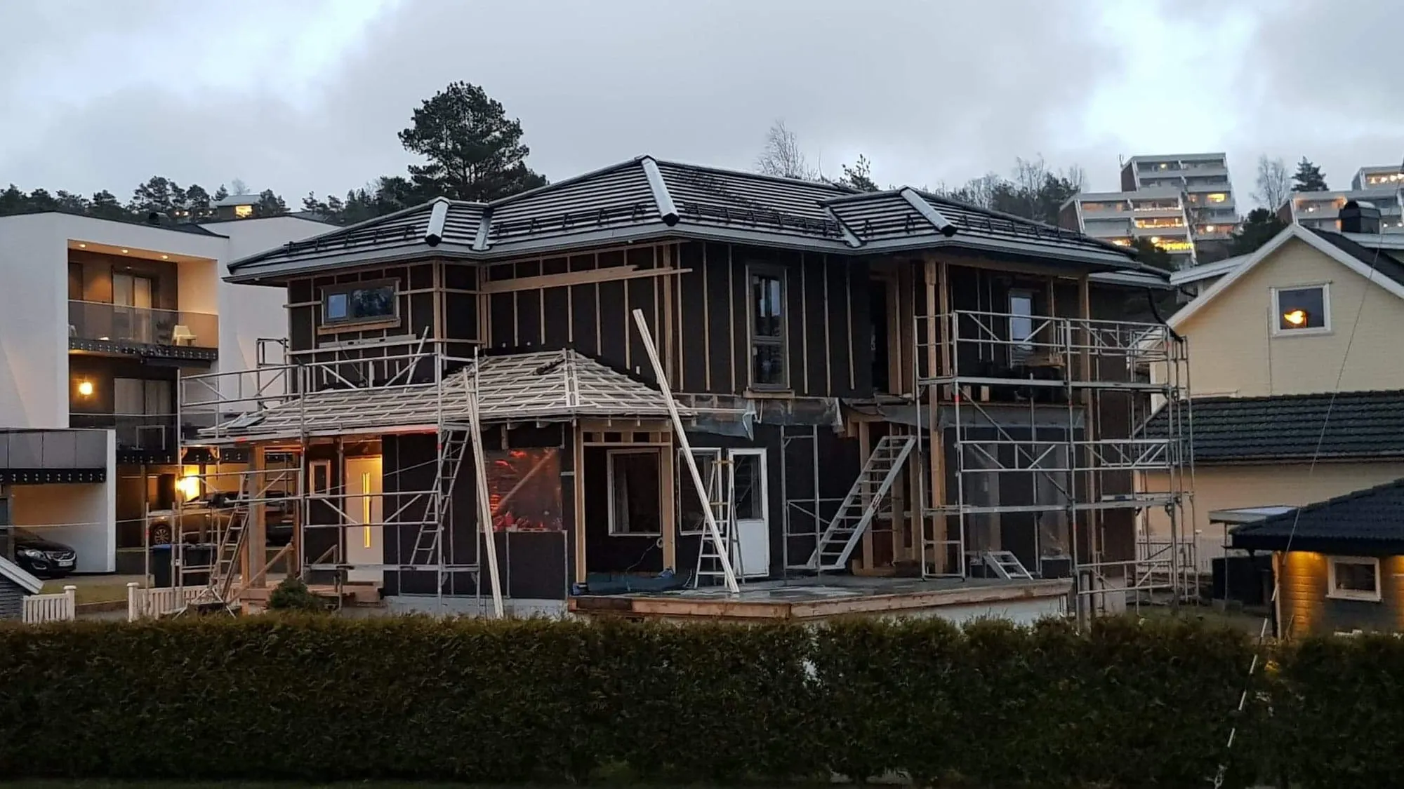 Nytt tak med takstein og lekter for ny kledning