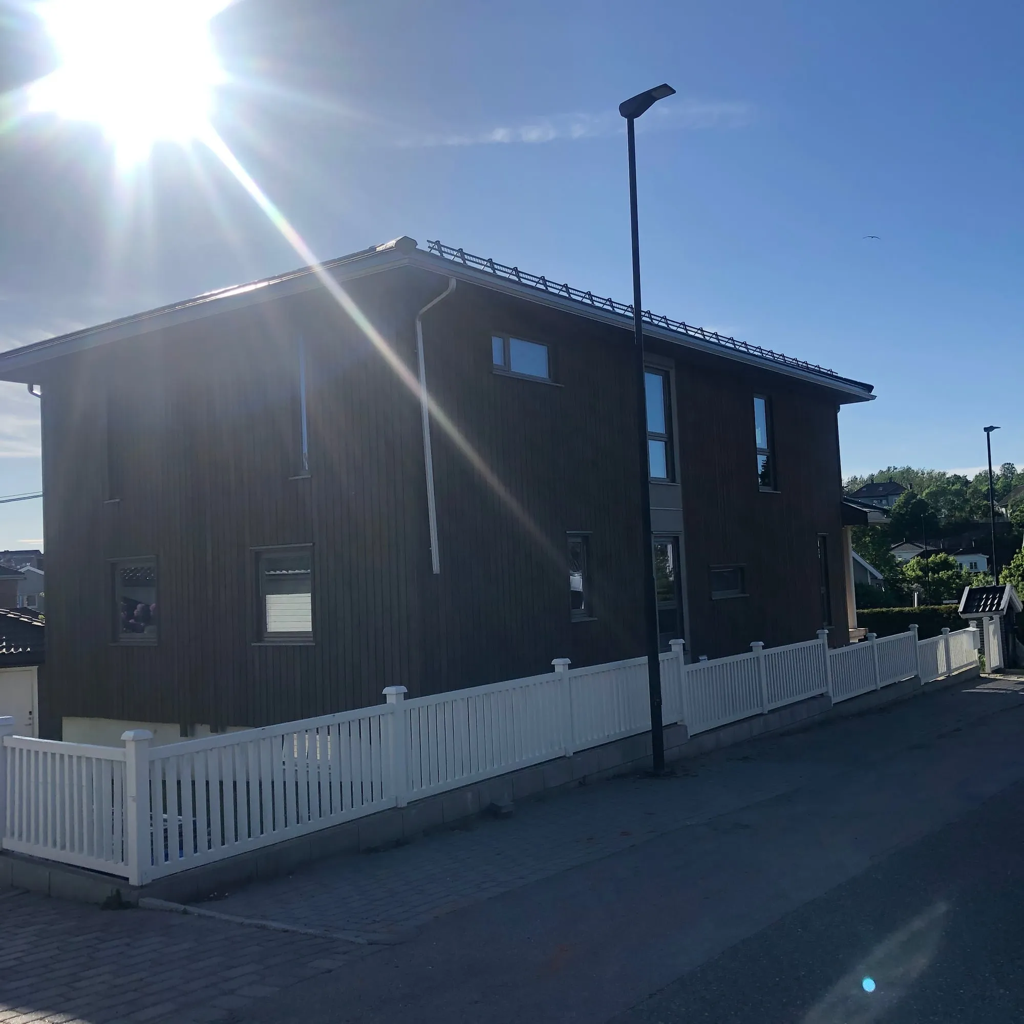 Ferdig gateside med ny stående kledning