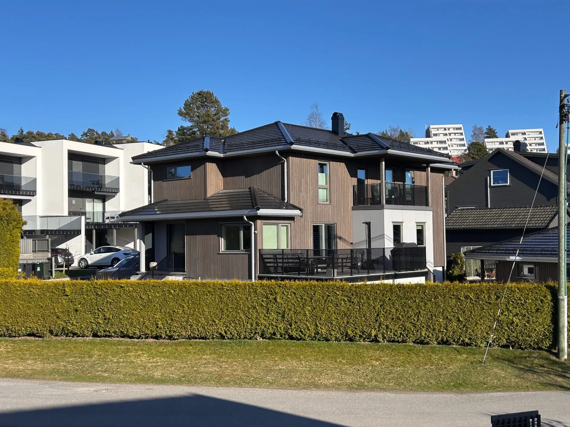 Ferdig påbygg – hus utvidet fra én til to etasjer med ny kledning og nytt tak